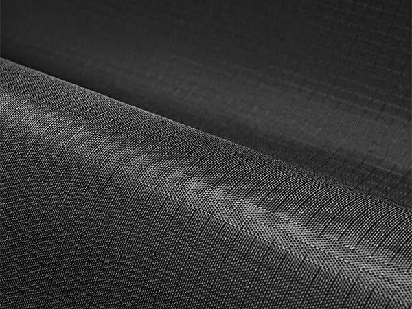 Dayanıklı, hafif ve su itici 400D ripstop polyester.