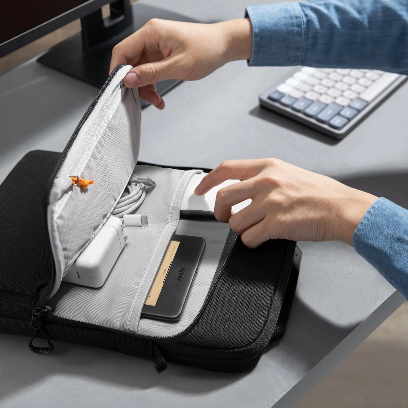 DefenderACE Serisi 13 inç Siyah Notebook Omuz Çantası